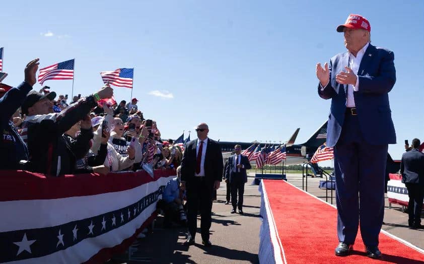 Poll: In 2 Battlegrounds, White College Grads Lean to Trump on Eve of Harris Debate